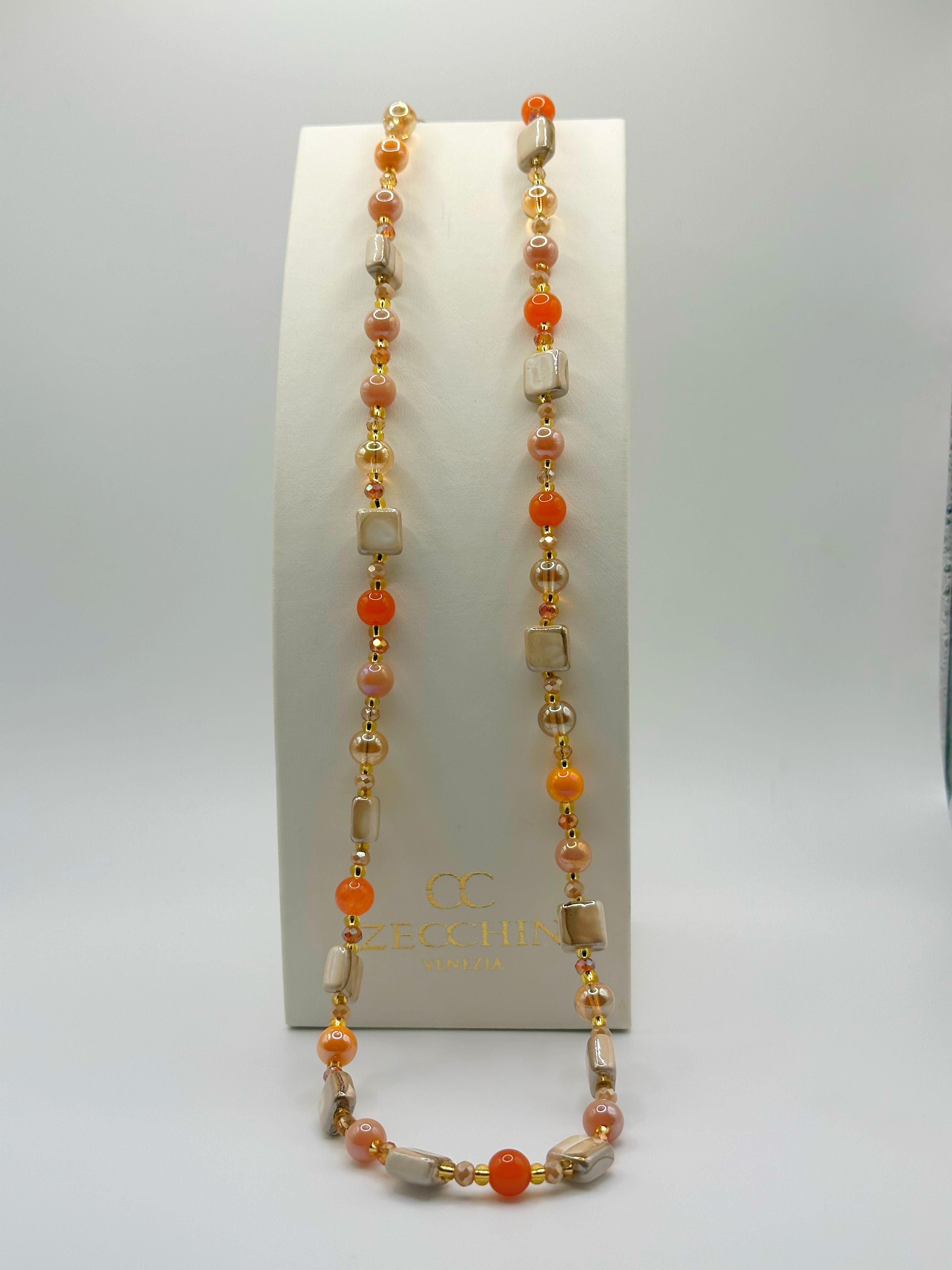 Collana lunga Mikonos con perle cubiche in vetro di Murano, colore caramello